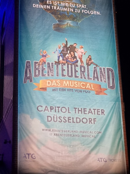 Auf dem Bild sieht man das Werbebanner für das Musical 'Abenteuerland'.